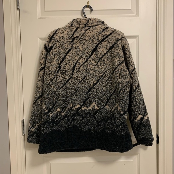 𝅺FLEECE Patterned Button Up Shacket - Size Medium - Picture 4 of 6